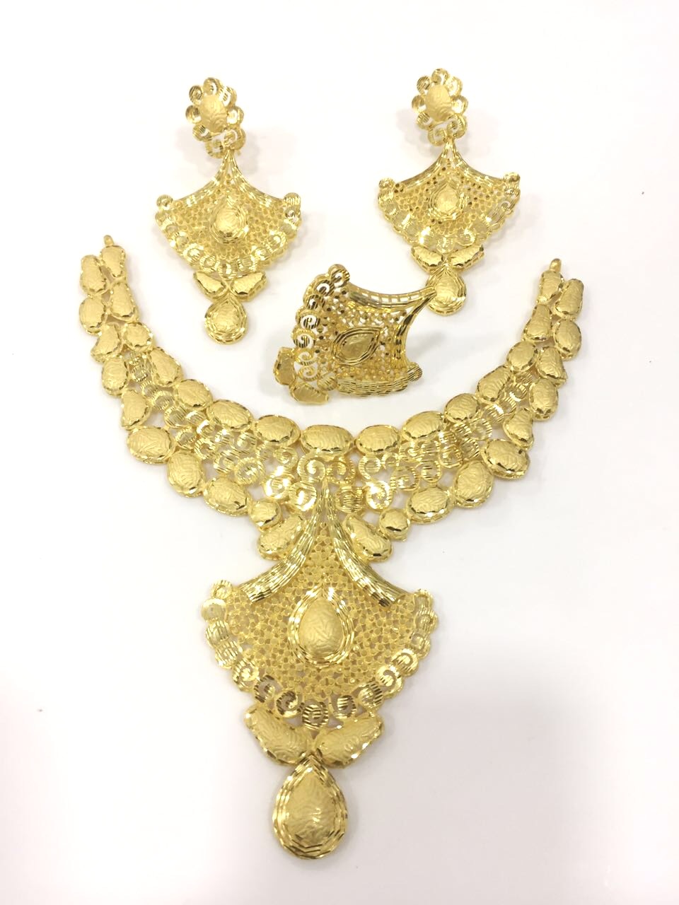 GOLD FORMING COSTUME NECKLACE